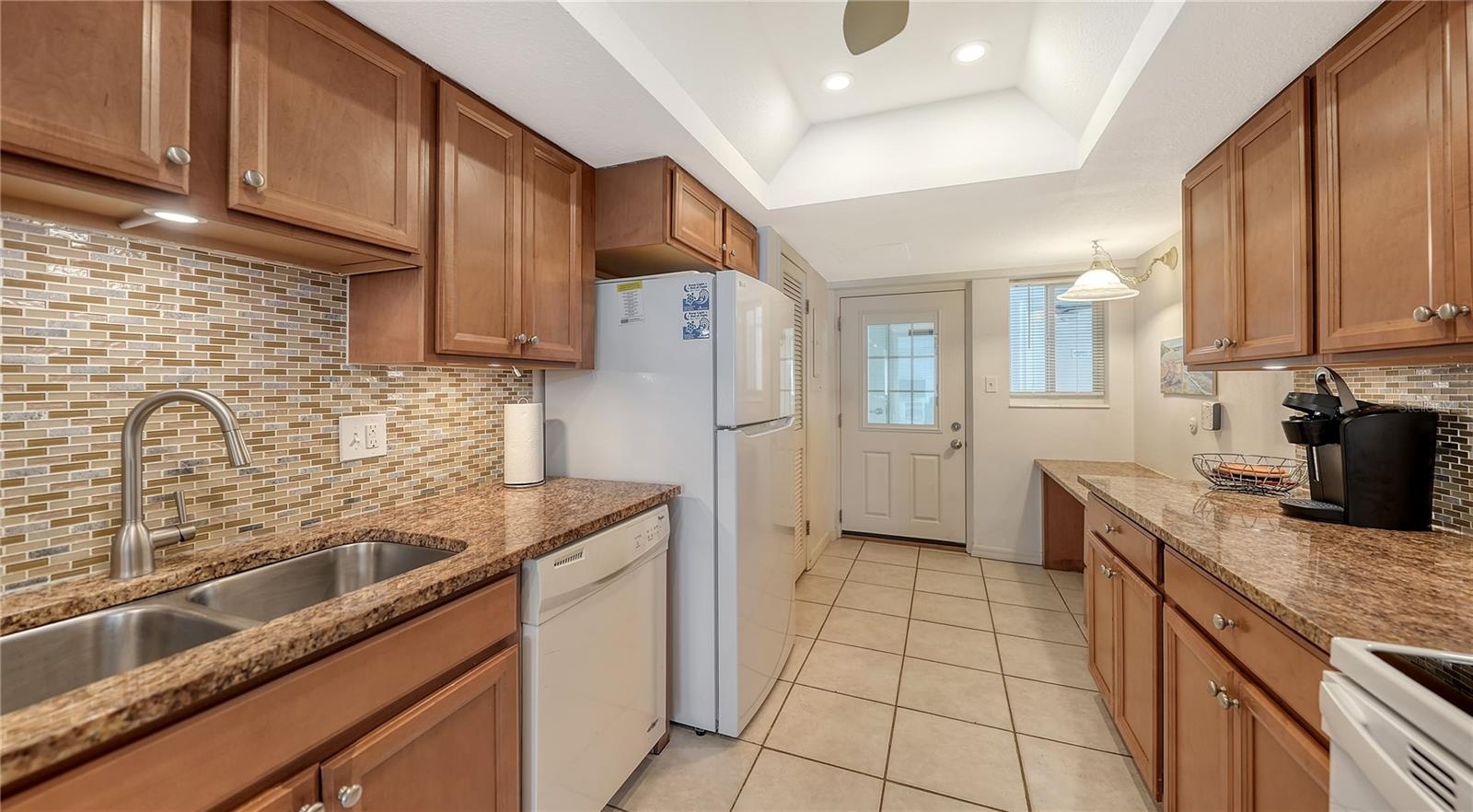 Tile floor, ceiling fan, easy access to parking