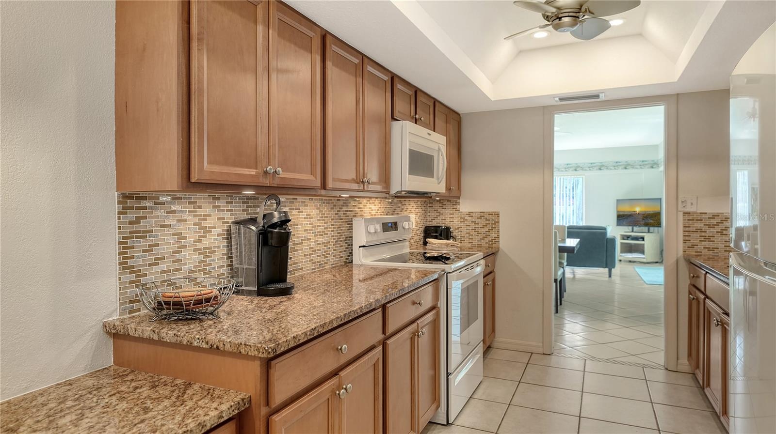 Granite counters, under-cabinet lighting