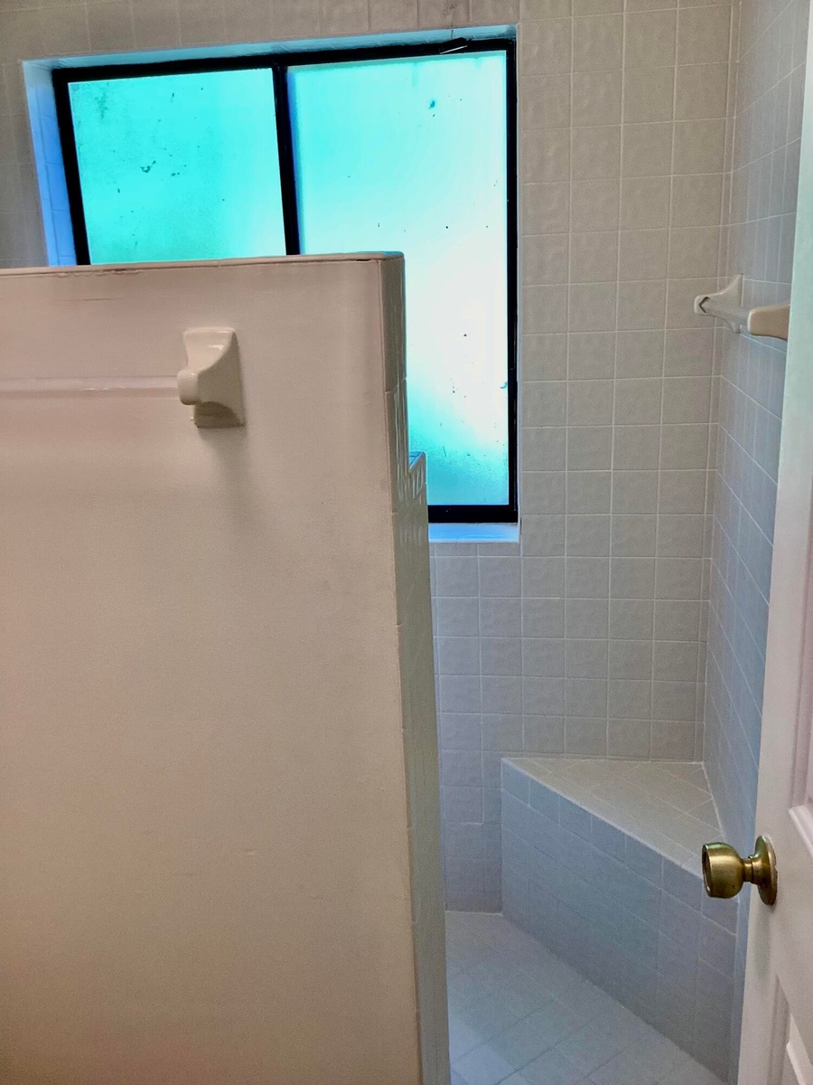 WITH SHOWER SEAT