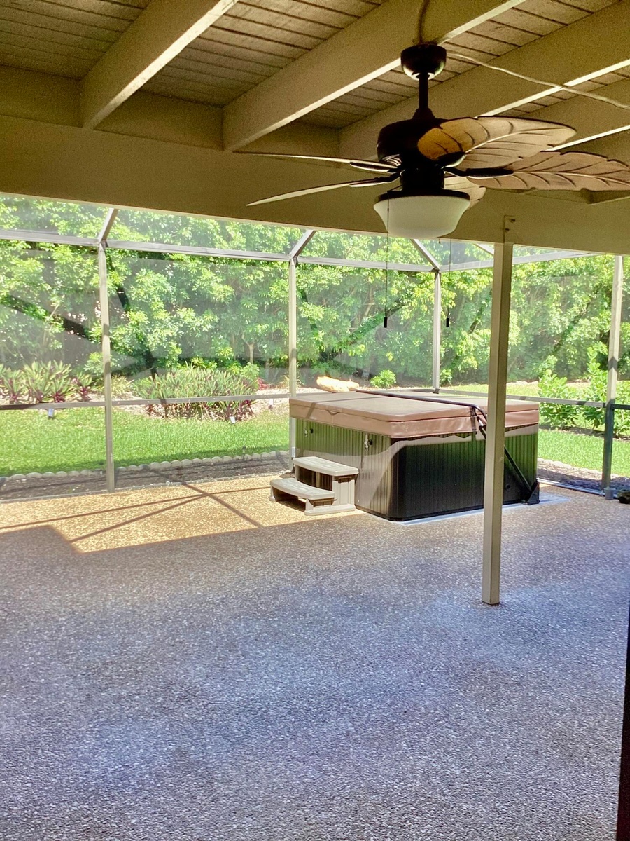 SCREENED PATIO W/HOT TUB