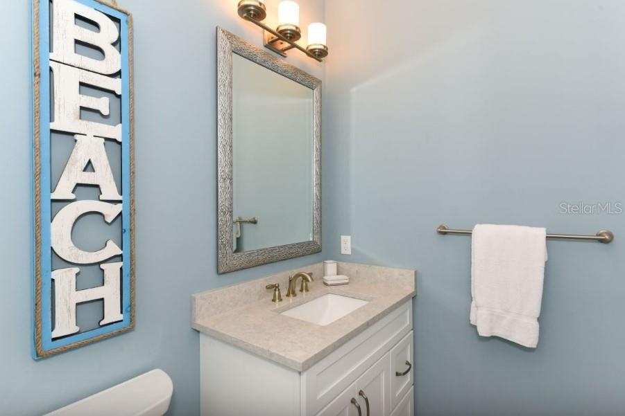 Bedroom #5 mid level en suite bathroom