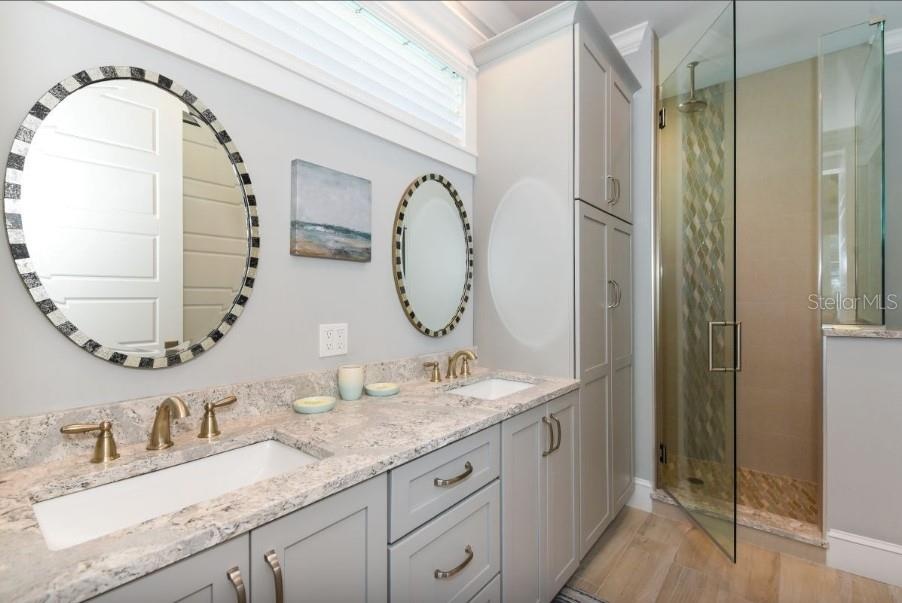 Bedroom #4 mid level en suite bathroom