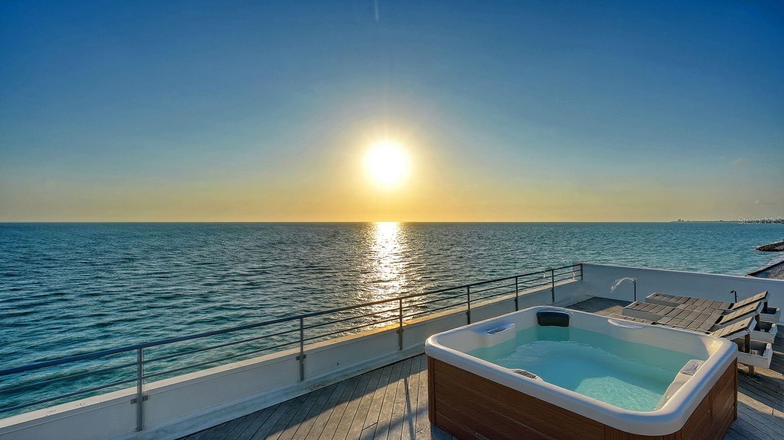 Rooftop jacuzzi overlooking the ocean