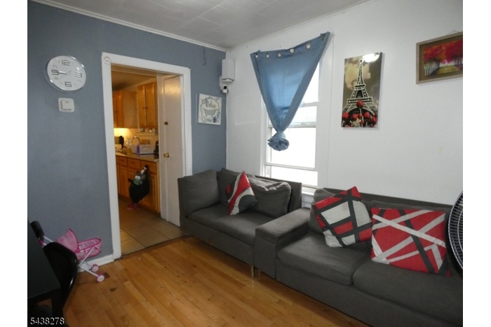 APARTMENT 1: LIVING ROOM