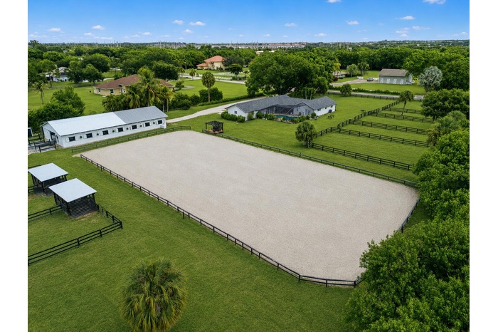 12 stall barn with jumping ring