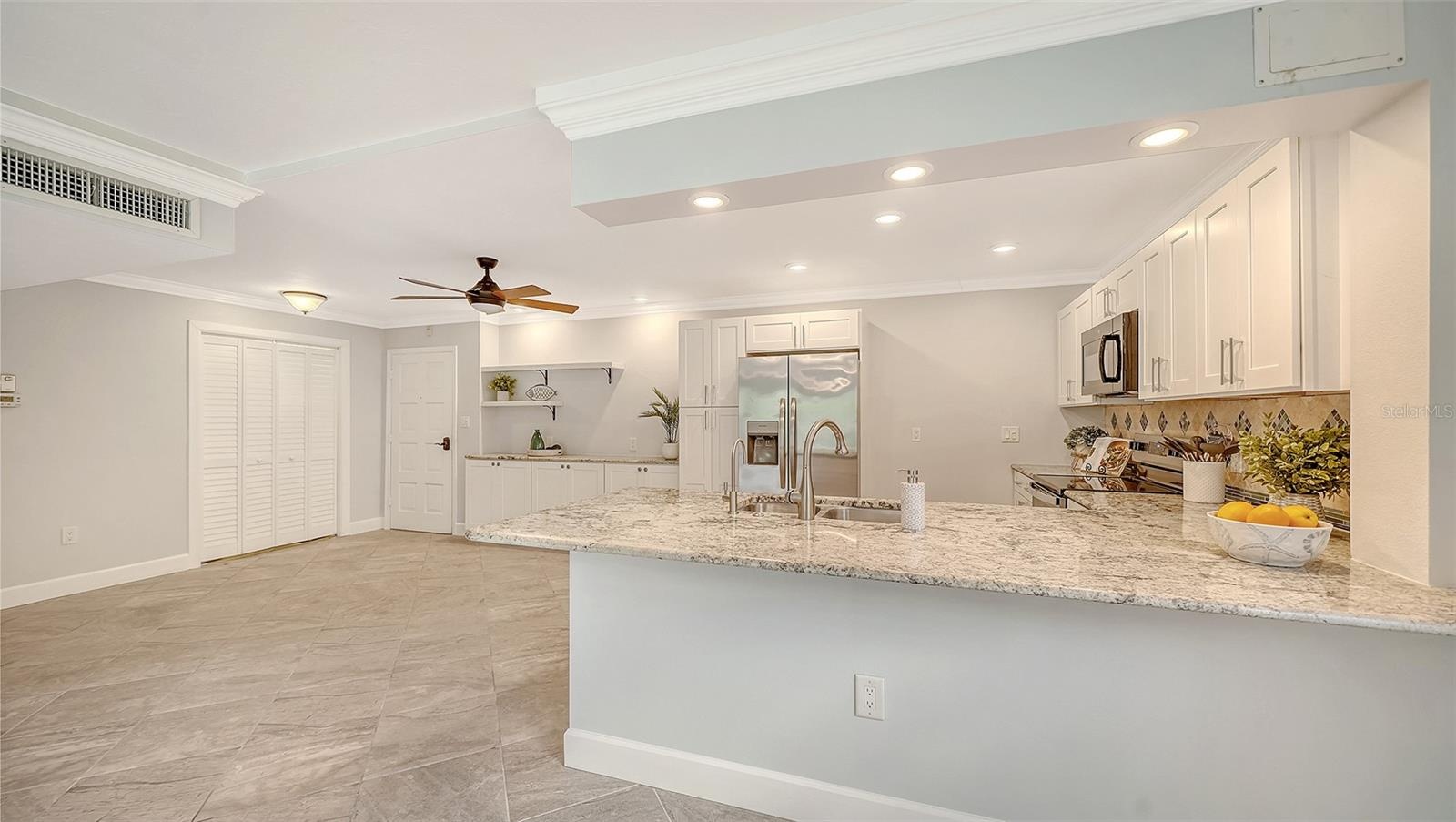 The newly remodeled kitchen features a 9' breakfast bar and granite countertops.