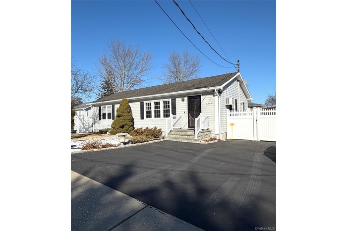 front yard featuring extra wide Blacktop driveway