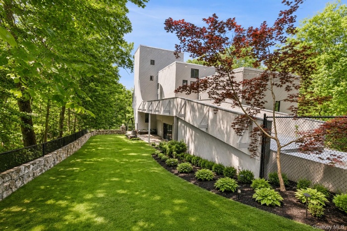 Welcome to 8 Cliff Court, Carmel *Virtually Staged"Welcome to this extraordinary Van Geldern-designed cedar contemporary, privately situated on over 6