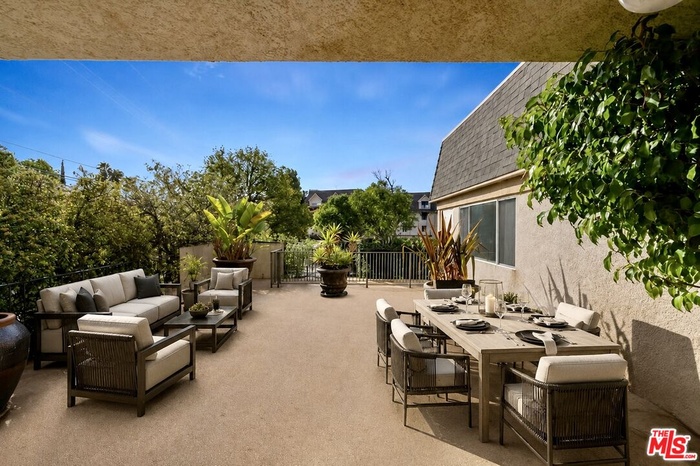 Private Patio - Virtually Stag