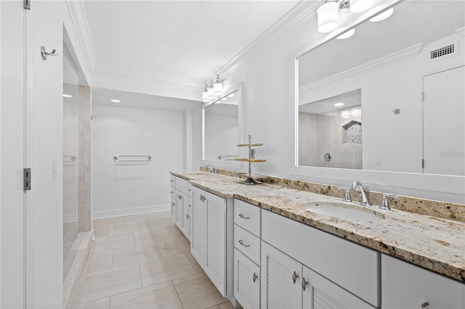Master bath with dual sinks