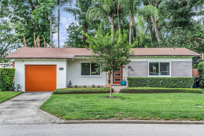 Adorable SODO/ Wadeview Park with attached garage and beautiful backyard