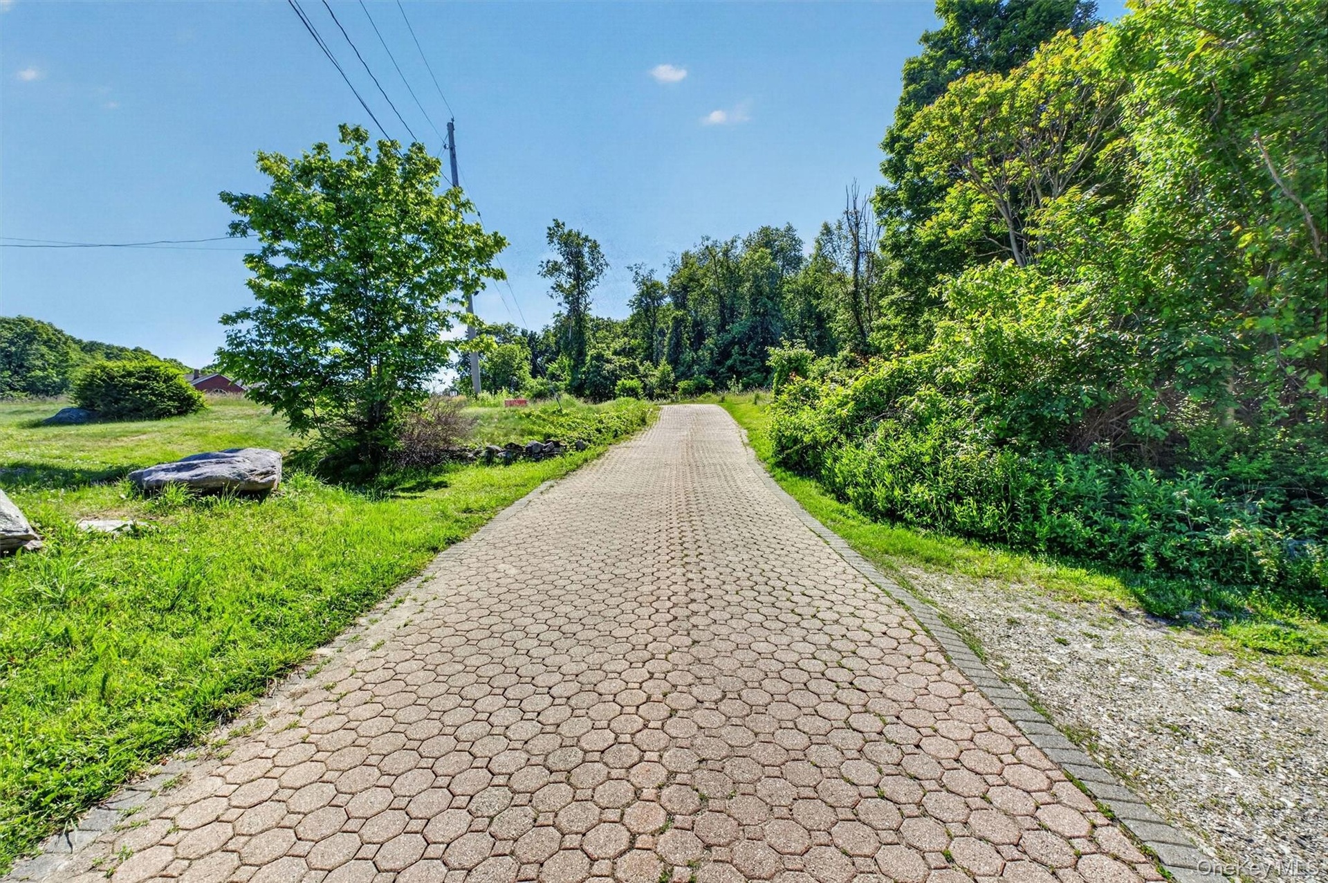 A long driveway leading to 35 Bowen Court ensures exceptional privacy and seclusion.