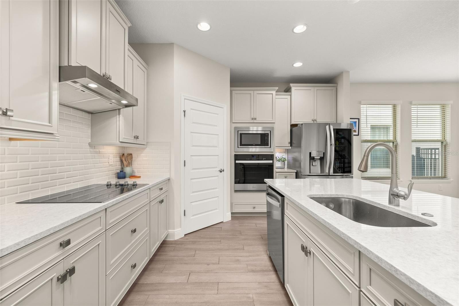 vented hood, pull out drawers, large sink