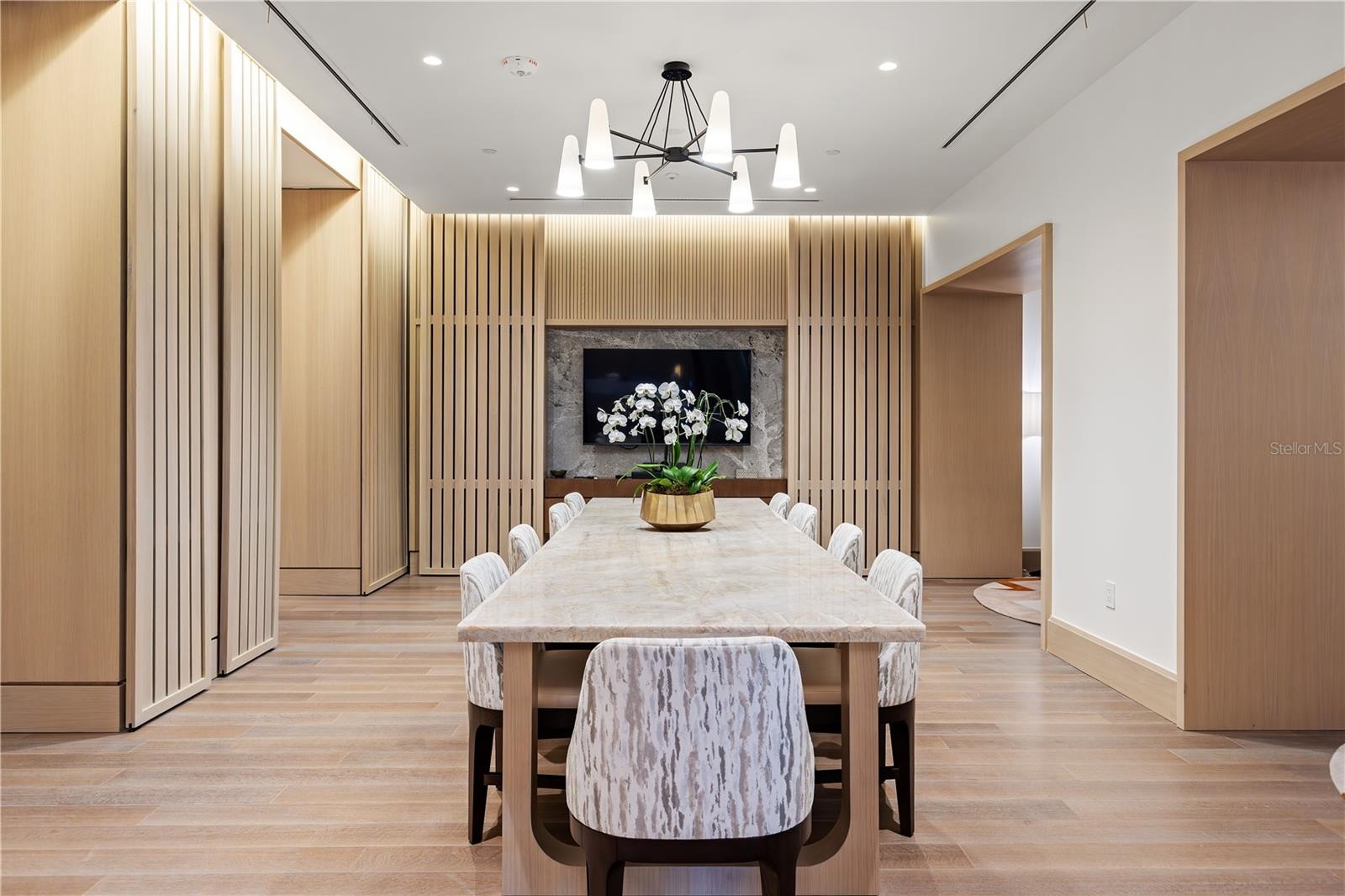 Florian Park Amenities: A Welcomed Arrival. The stage is set for your much-anticipated entrance. A porte-cochere will lead to the open-air lobby, staf