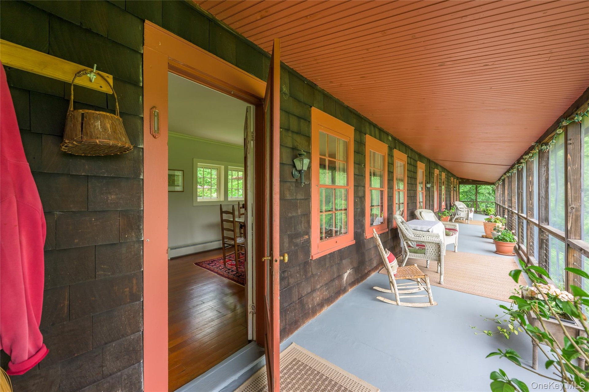 Sunroom / solarium with a baseboard heating unit