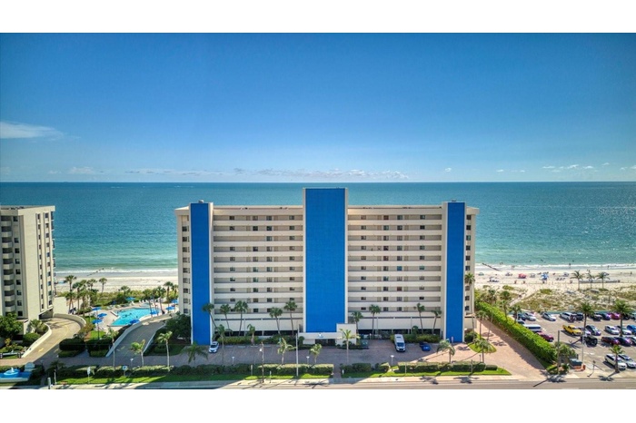 Gorgeous ocean sands directly on the beach
