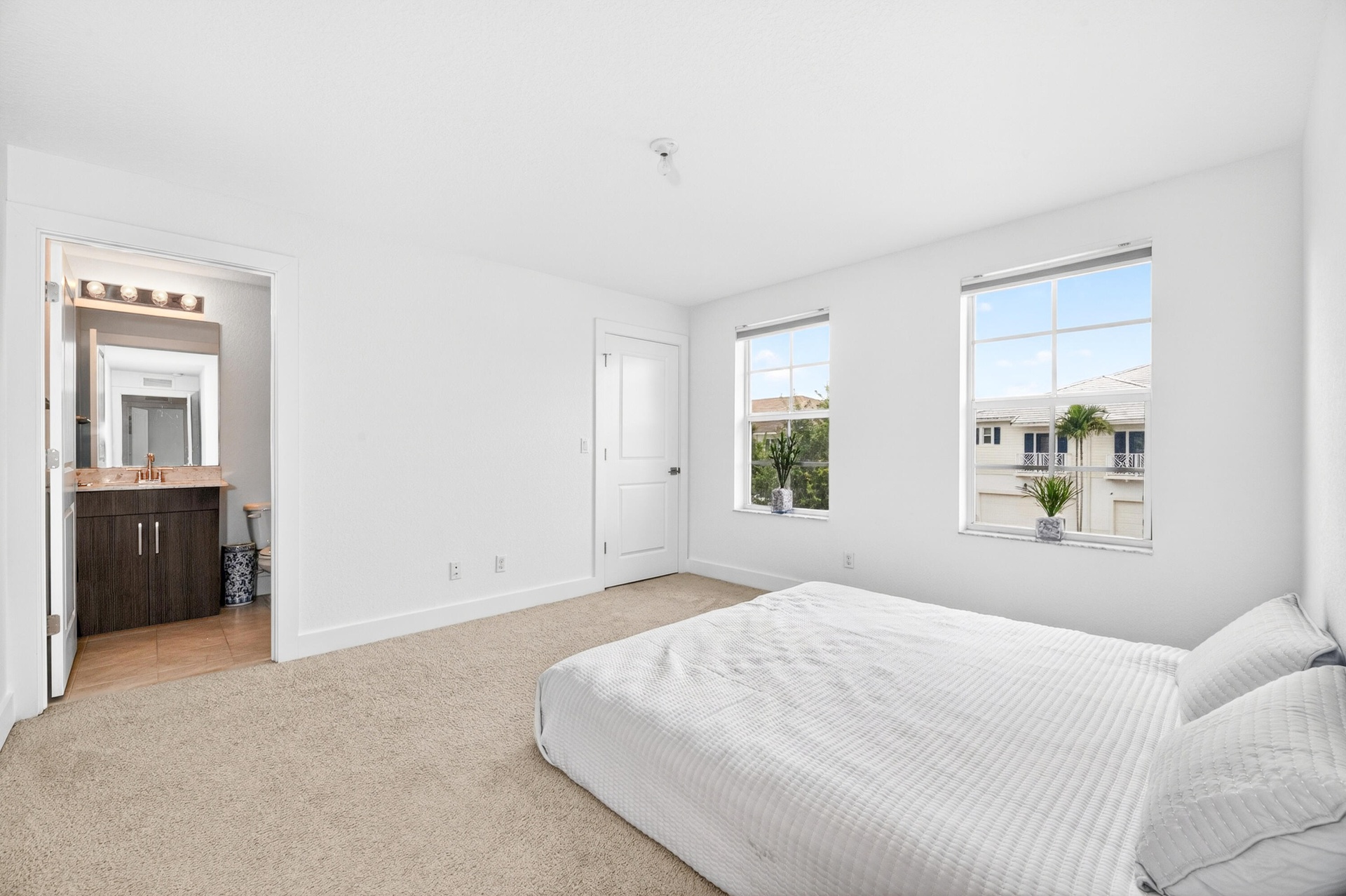 BEDROOM WITH BATH