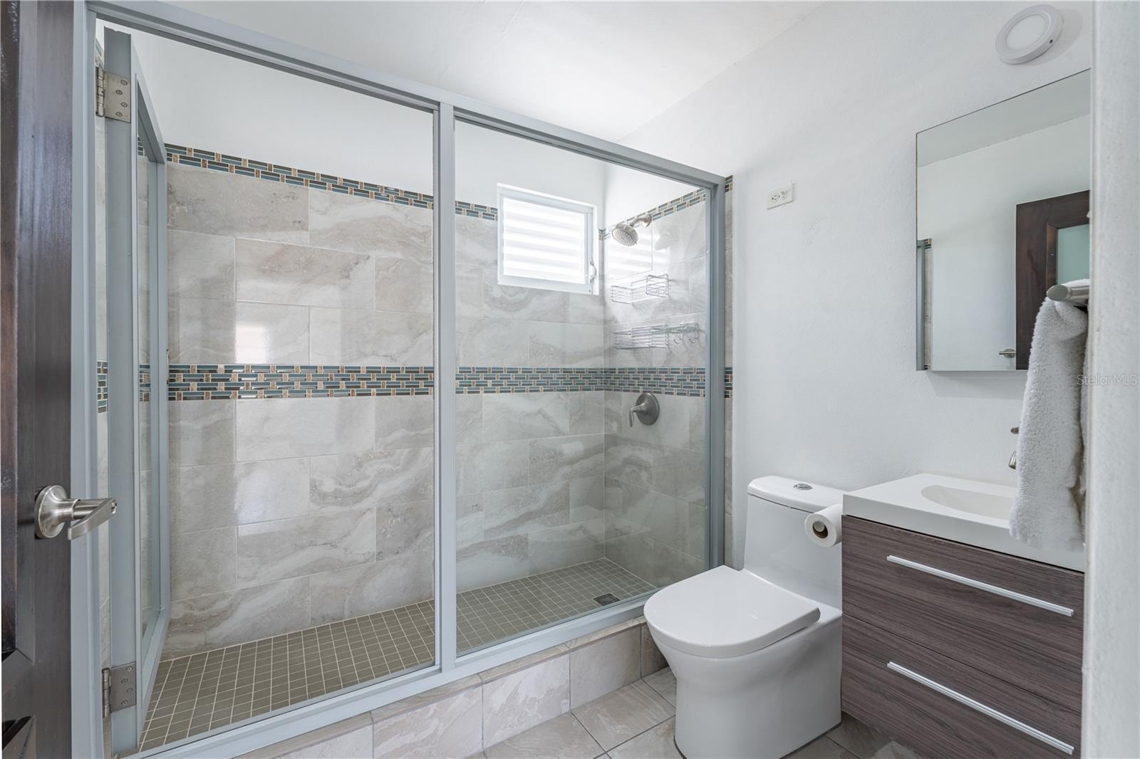 Second Unit ( Second Level ) Full Bathroom
