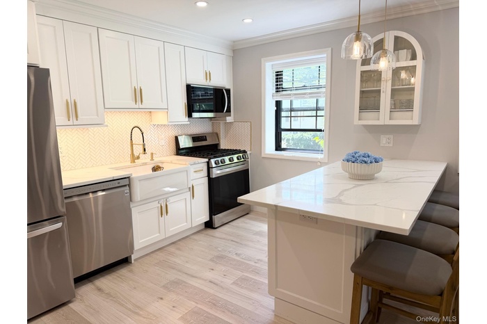 Beautifully renovated kitchen with 7 foot Quartz peninsula