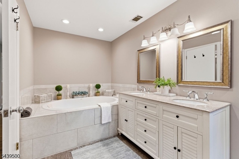 Master Bathroom jetted Tub