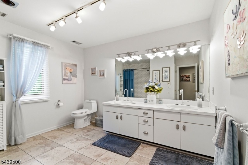 2nd Floor Main Bath