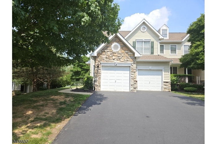 3-BR END-UNIT IN THE HIILS