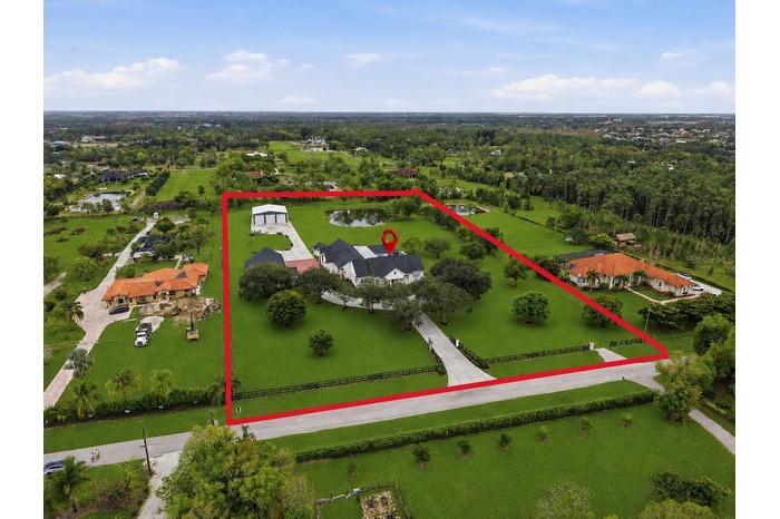 Pristine 5 Acre Lot- Main house, Workshop, RV Barn & Lake- close to shopping, restaurants, & I-75