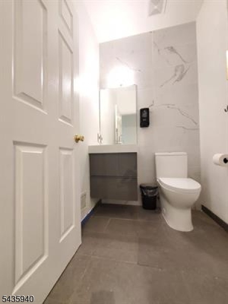 Modern Full Bathroom