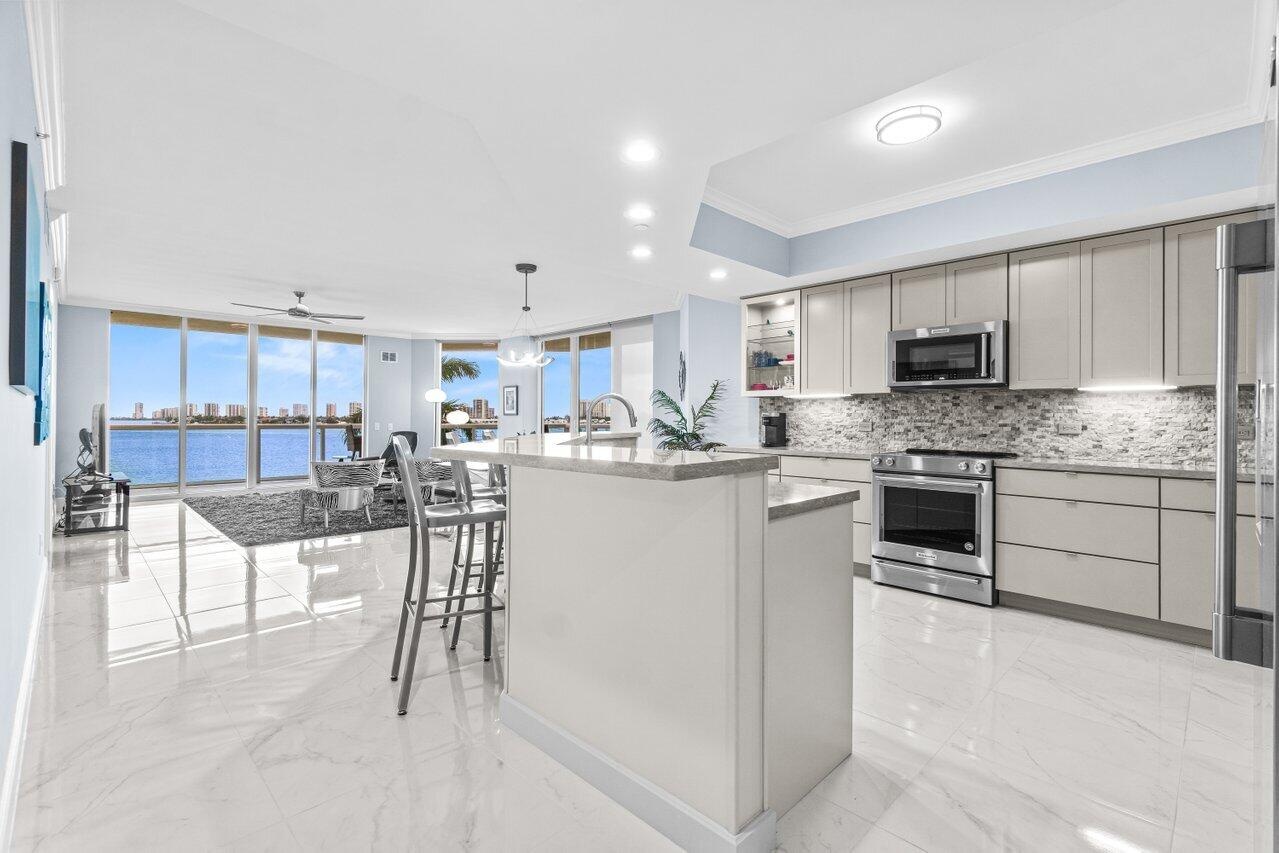 Bright & Open Kitchen