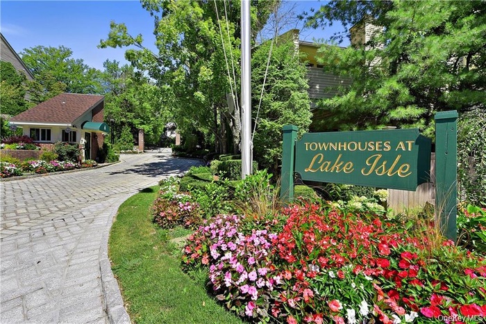 Gatehouse at Lake Isle Townhouses