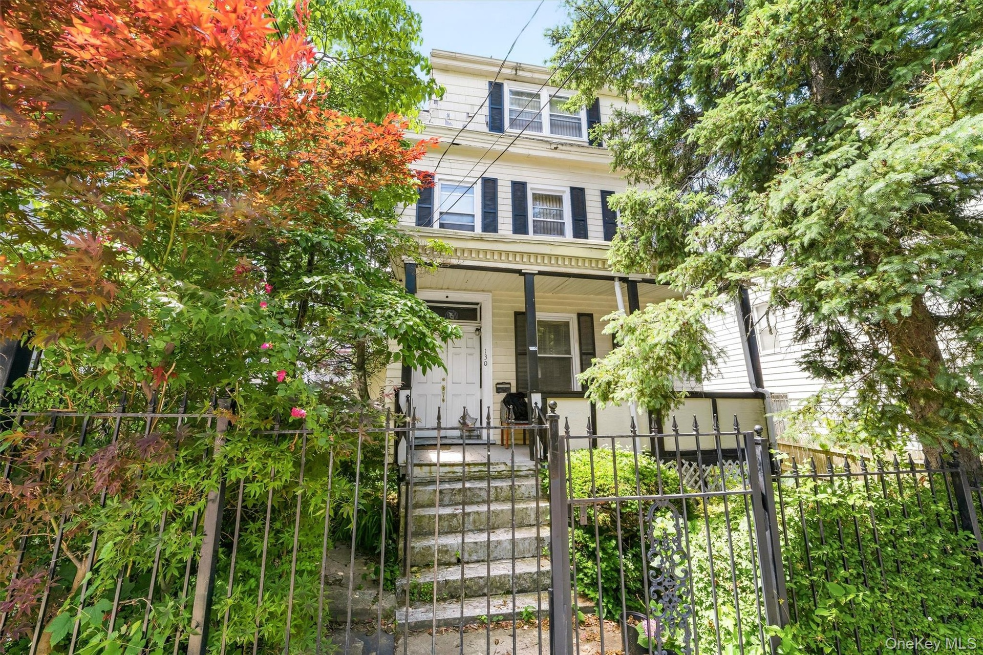Welcome to this diamond in the rough conveniently located in Yonkers.