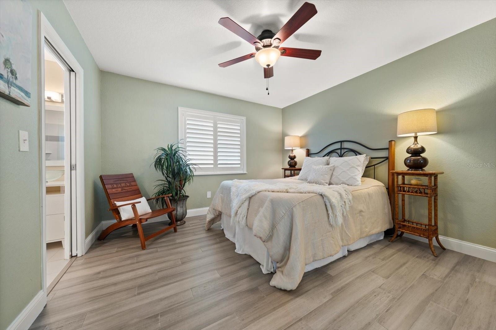 Second bedroom with ensuite bathroom-perfect guest suite.