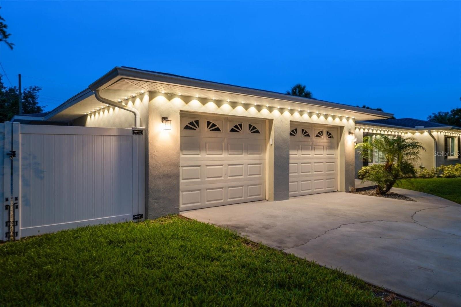 Access to large side yard for secured parking of boat or other marine items such as kayak or canoe.