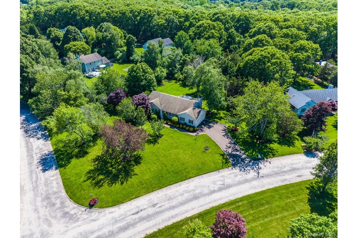 575 Willow Drive, East Marion