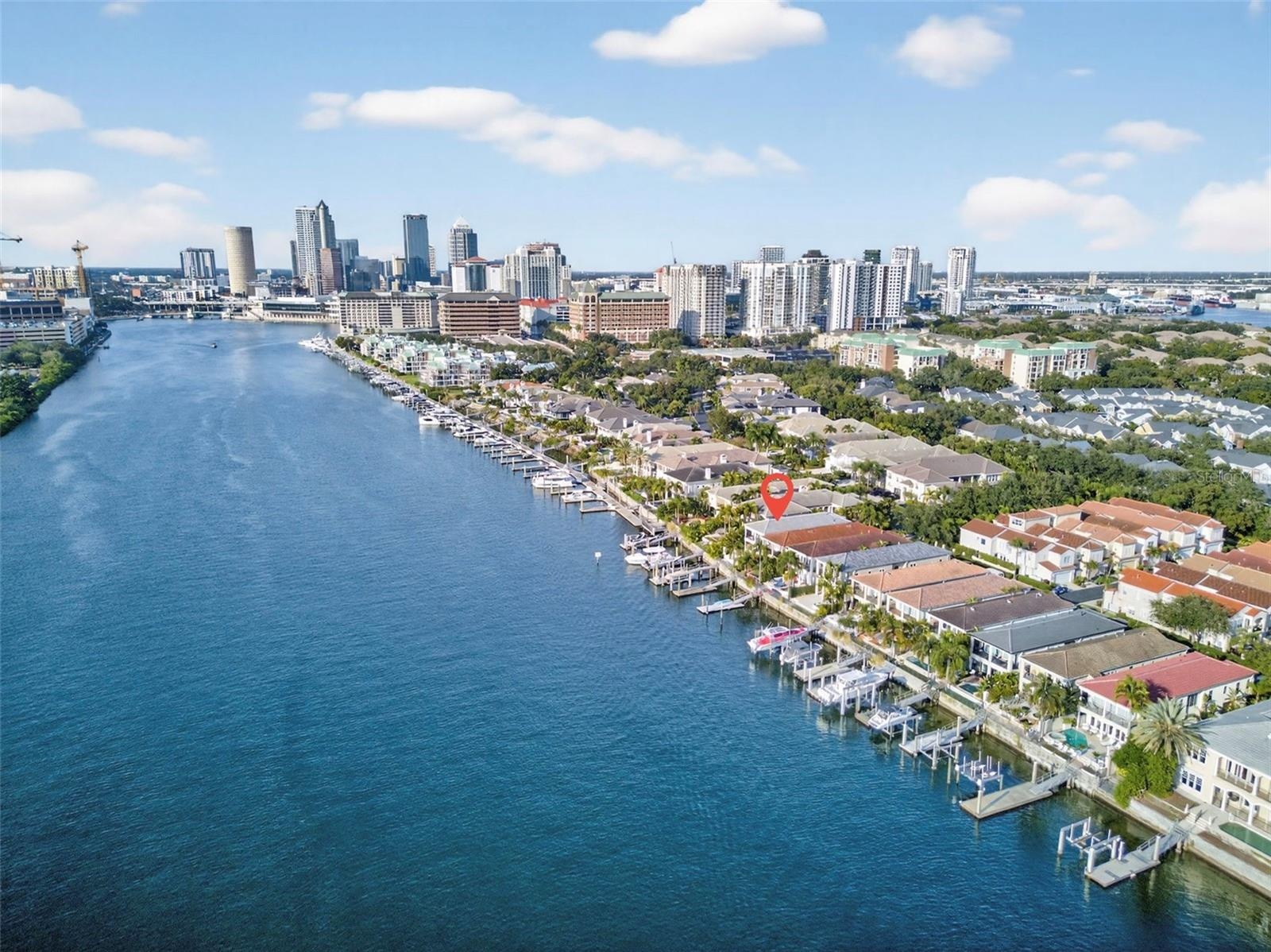 Prime Harbour Island setting offering instant access to Downtown Tampa’s vibrant lifestyle.