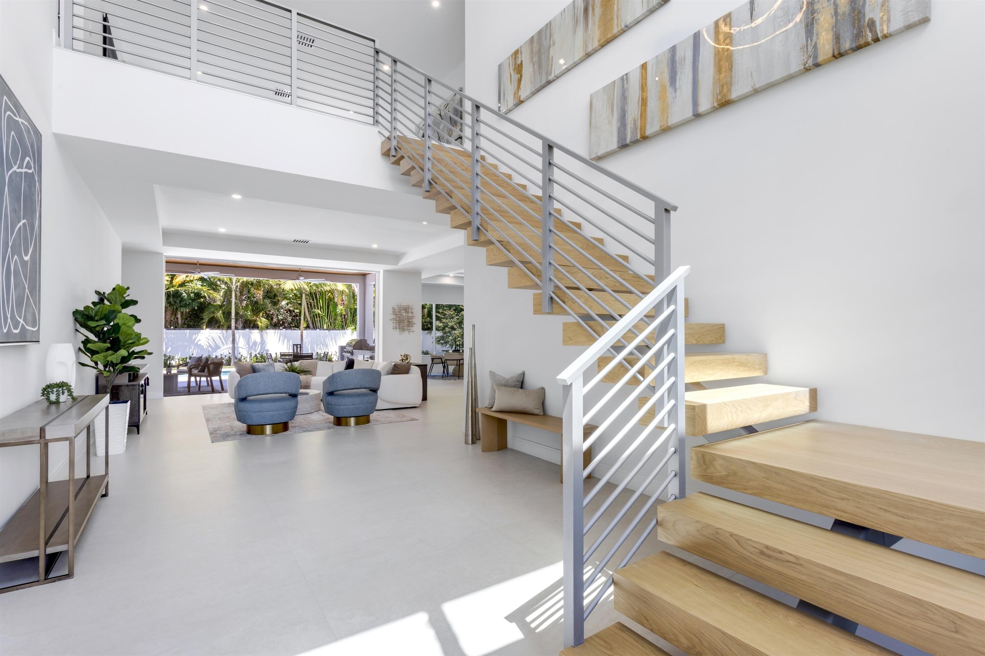 FOYER_ANGLE_OPEN_EB