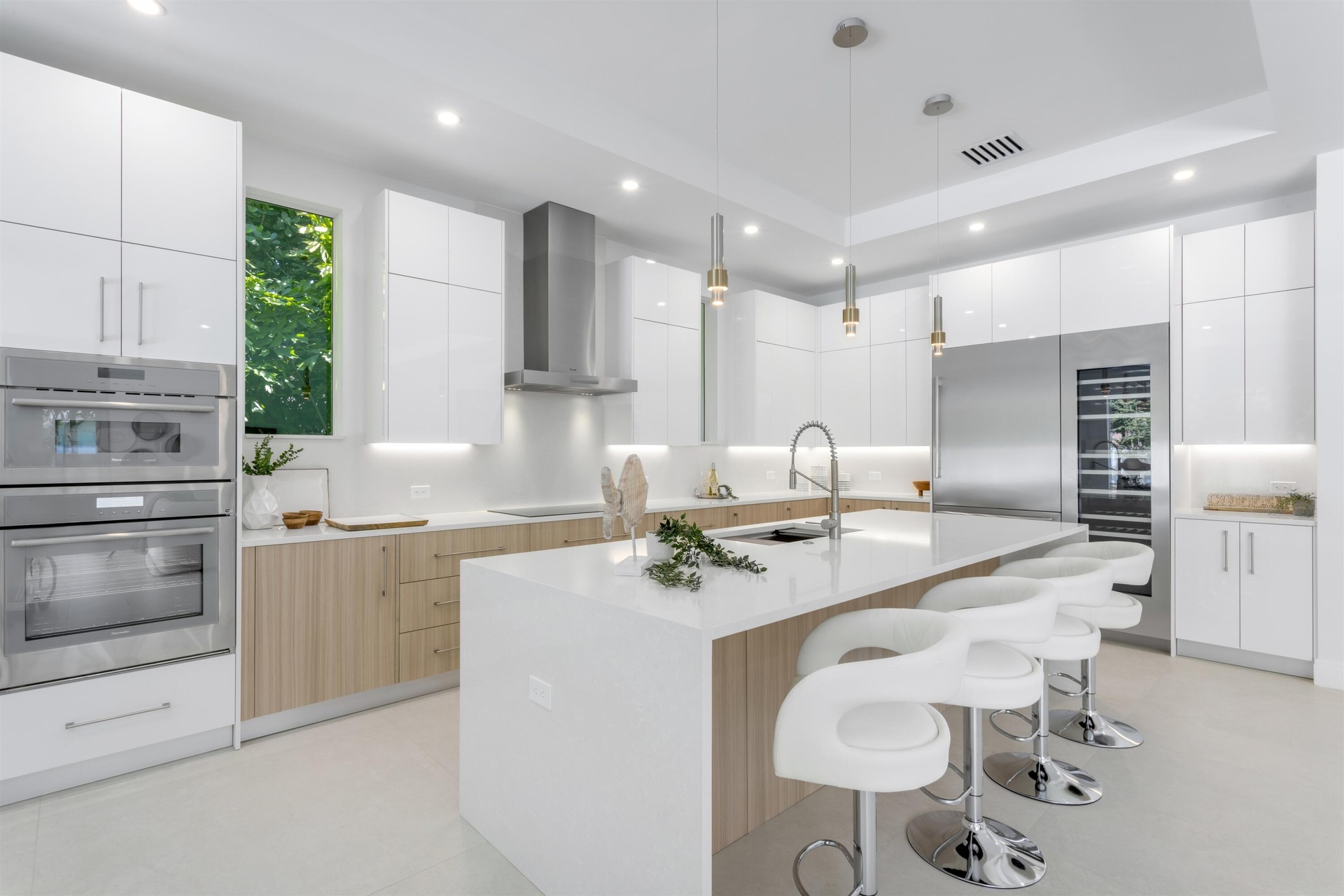 KITCHEN_ANGLE_LOOKING_IN_EB
