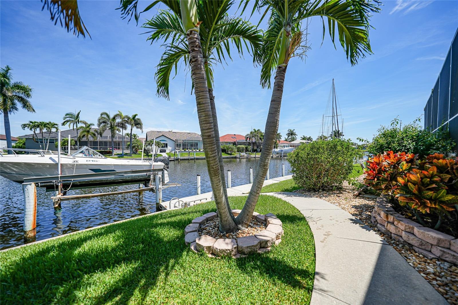 Canal Views/Dock and Boat Lift