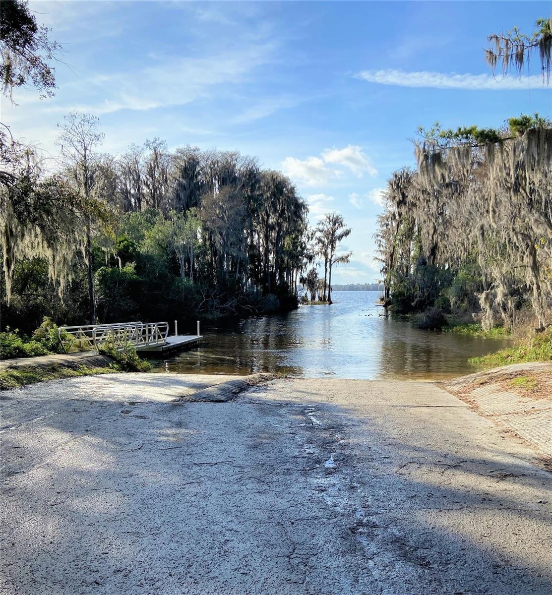 Bradford County Lake Santa Fe public boat ramp - not even 5 mins away!