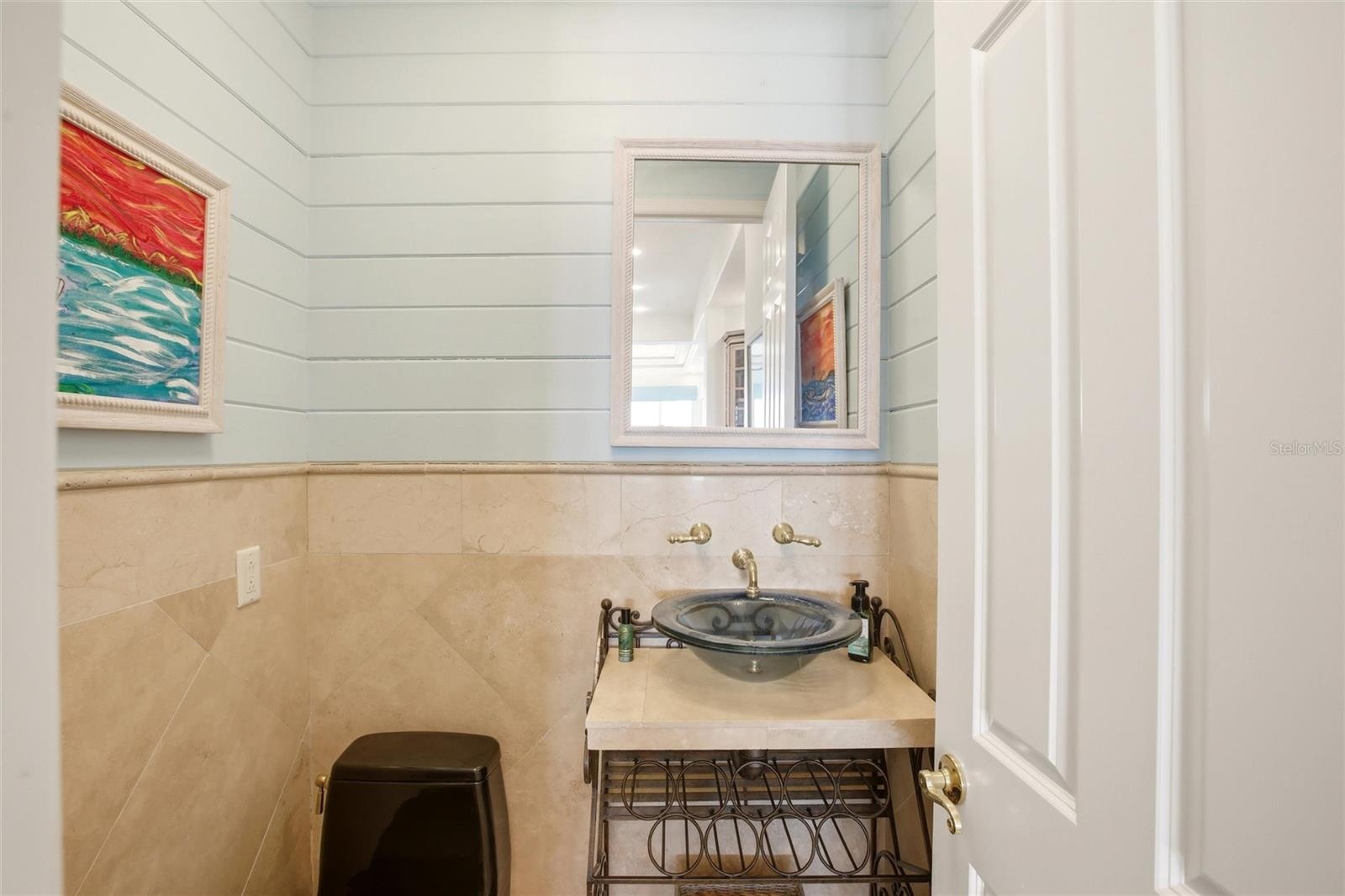 1/2 bath on 2nd floor