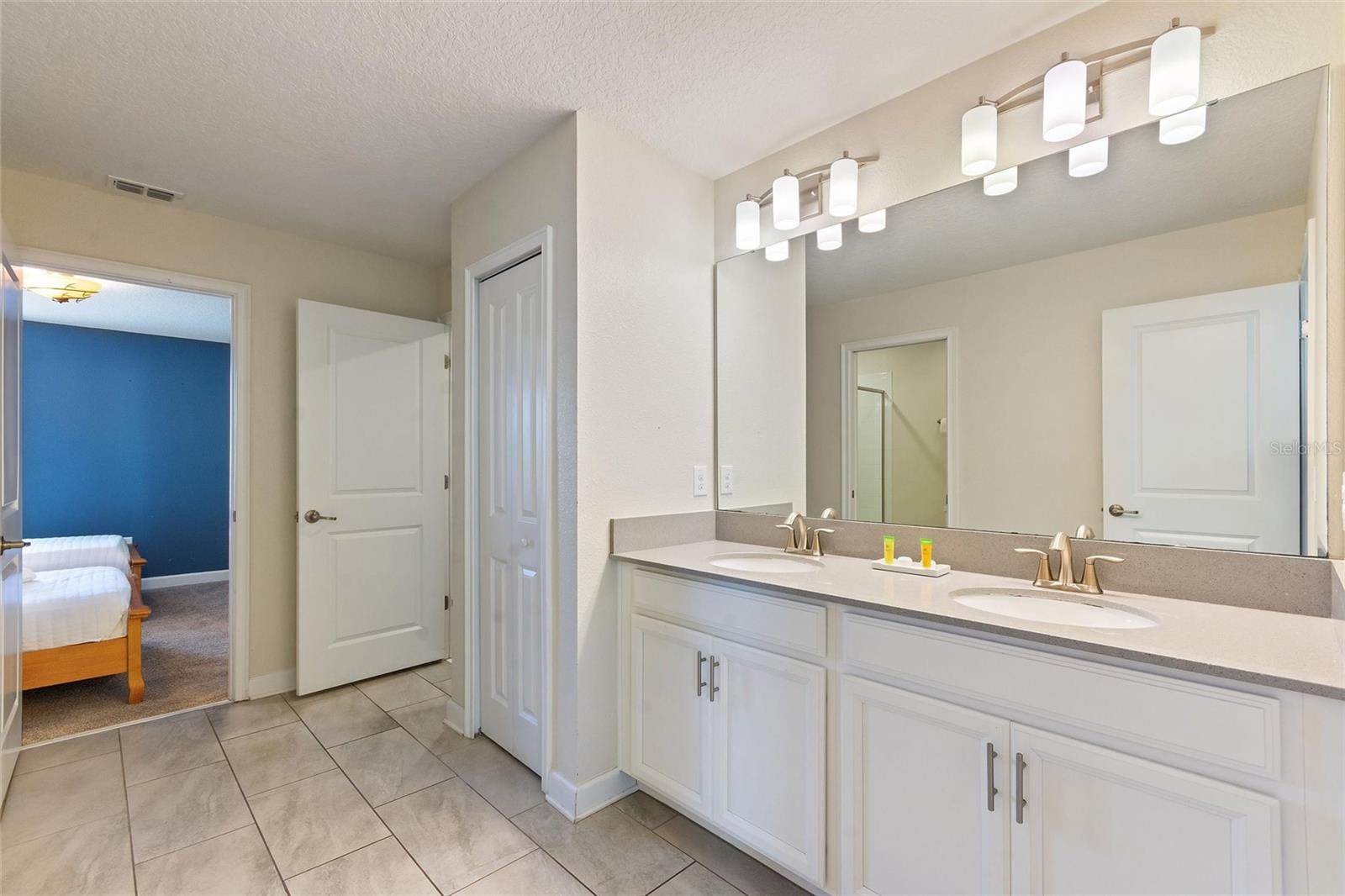 Connecting bath between theme rooms