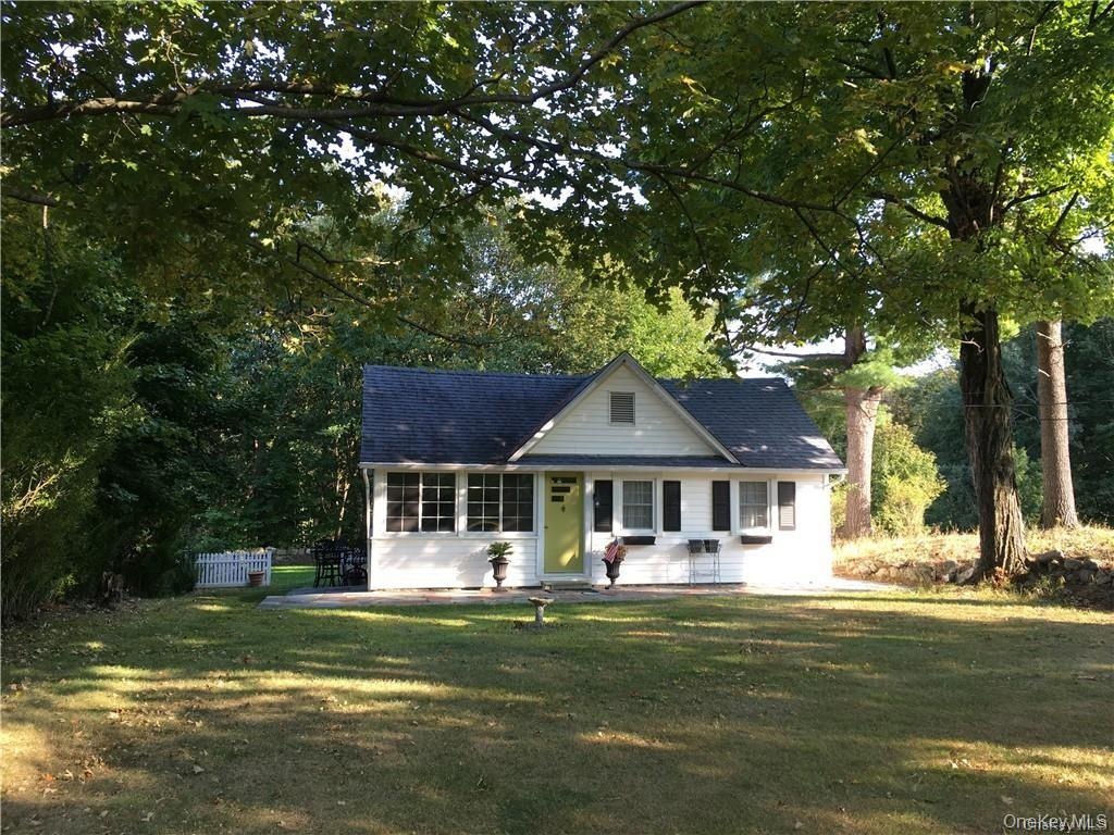 View of front facade featuring a front yard