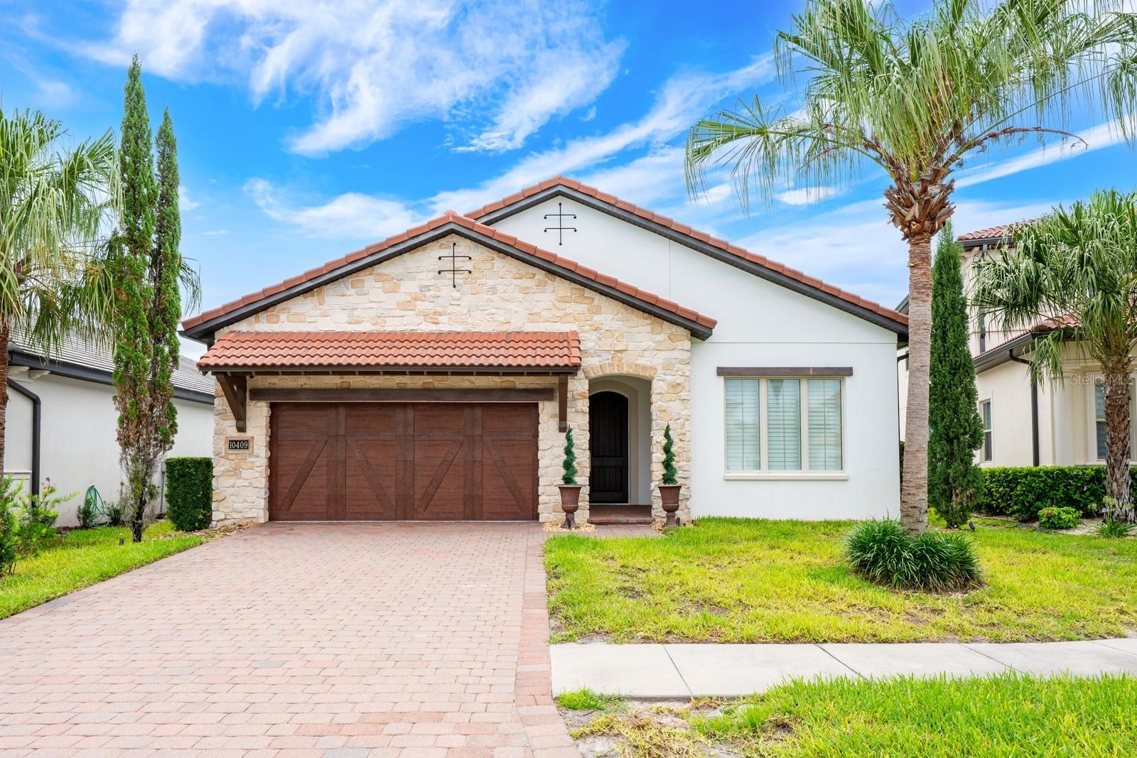 Guard gated and just minutes from Disney parks!