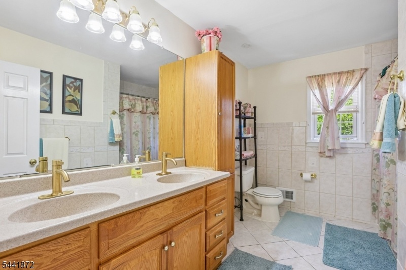 Upstairs Hall Bathroom W/Tub