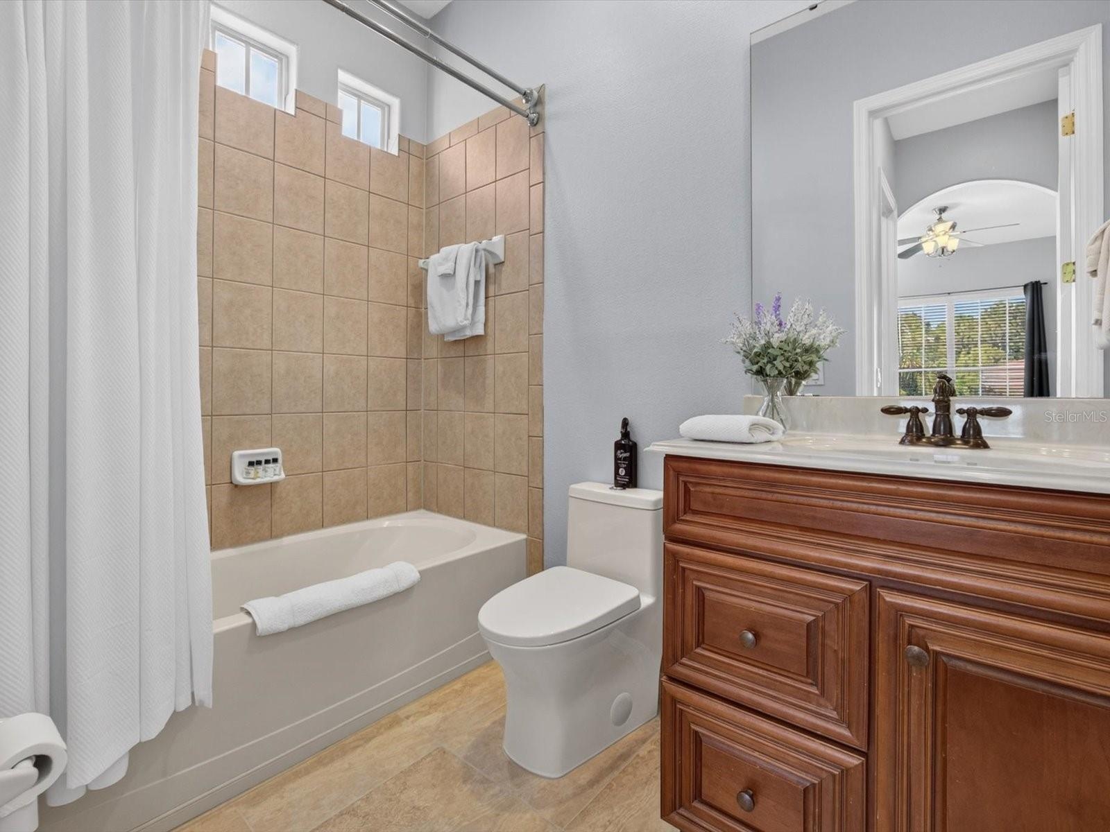 Ensuite bathroom #2 (upstairs)