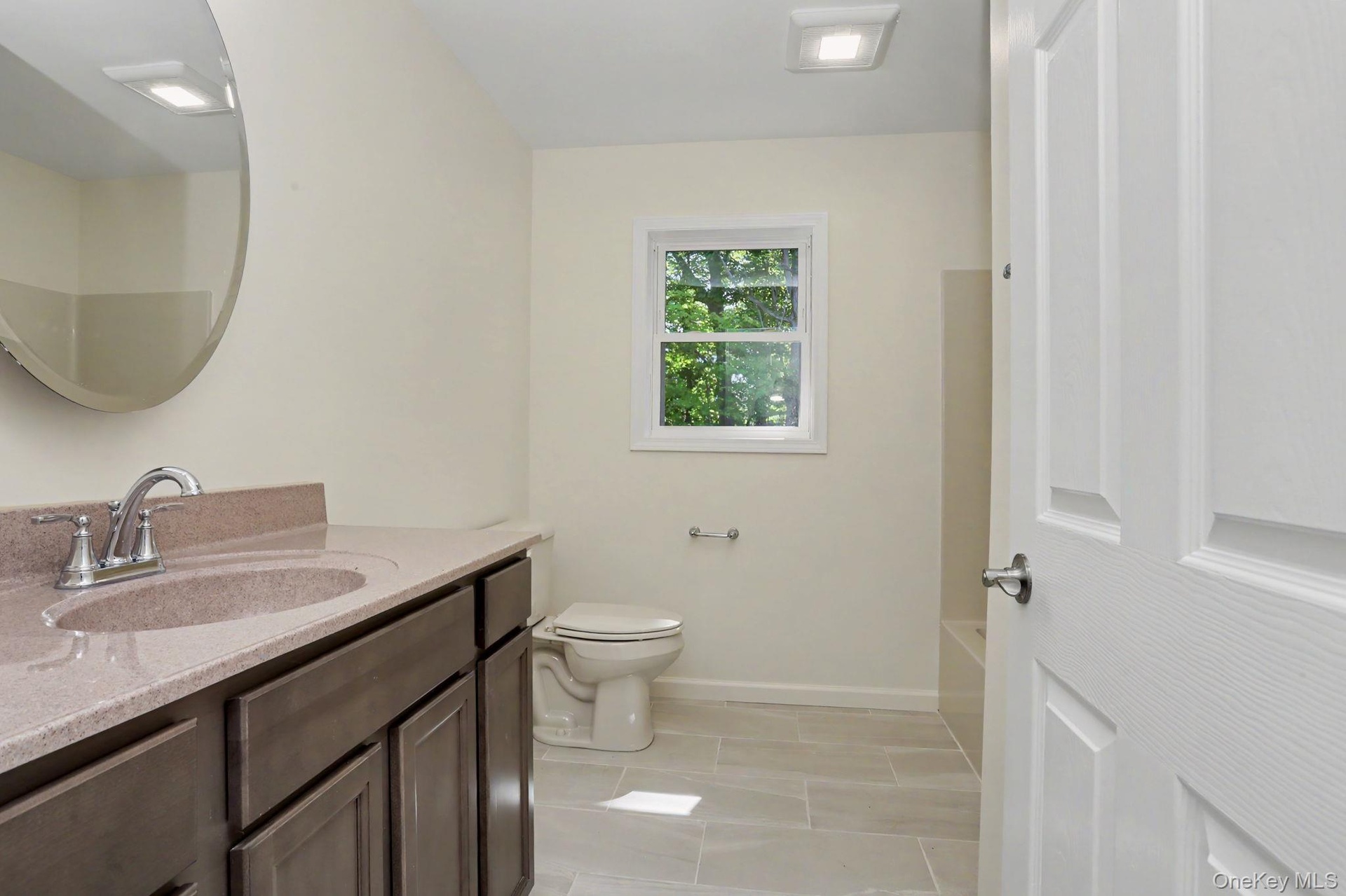 Upstairs full hall bath