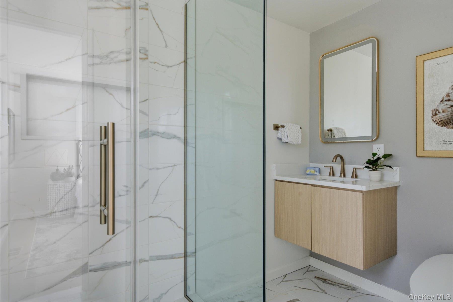 Full Guest Bathroom - 1st floor