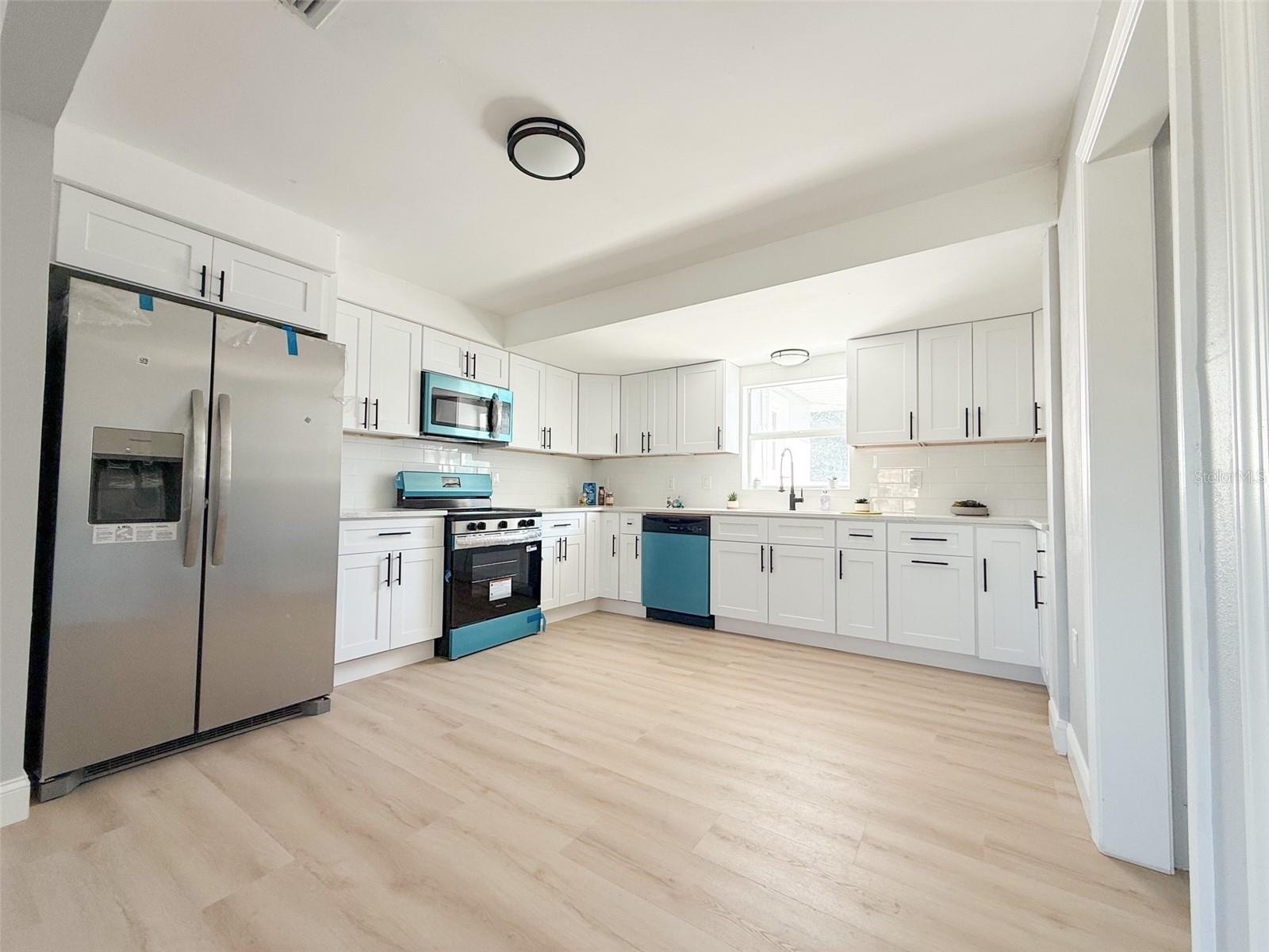 Large Kitchen w/ new SS Appliances