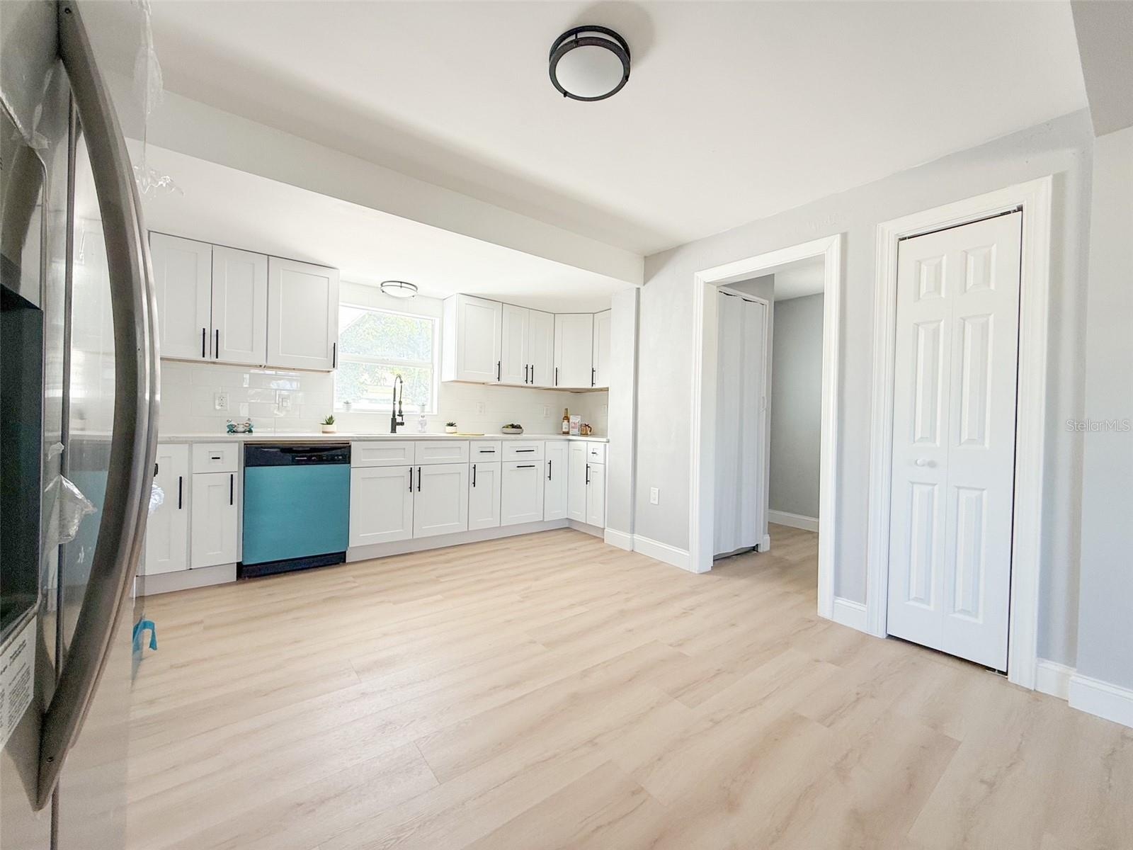 Large Kitchen w/ new SS Appliances
