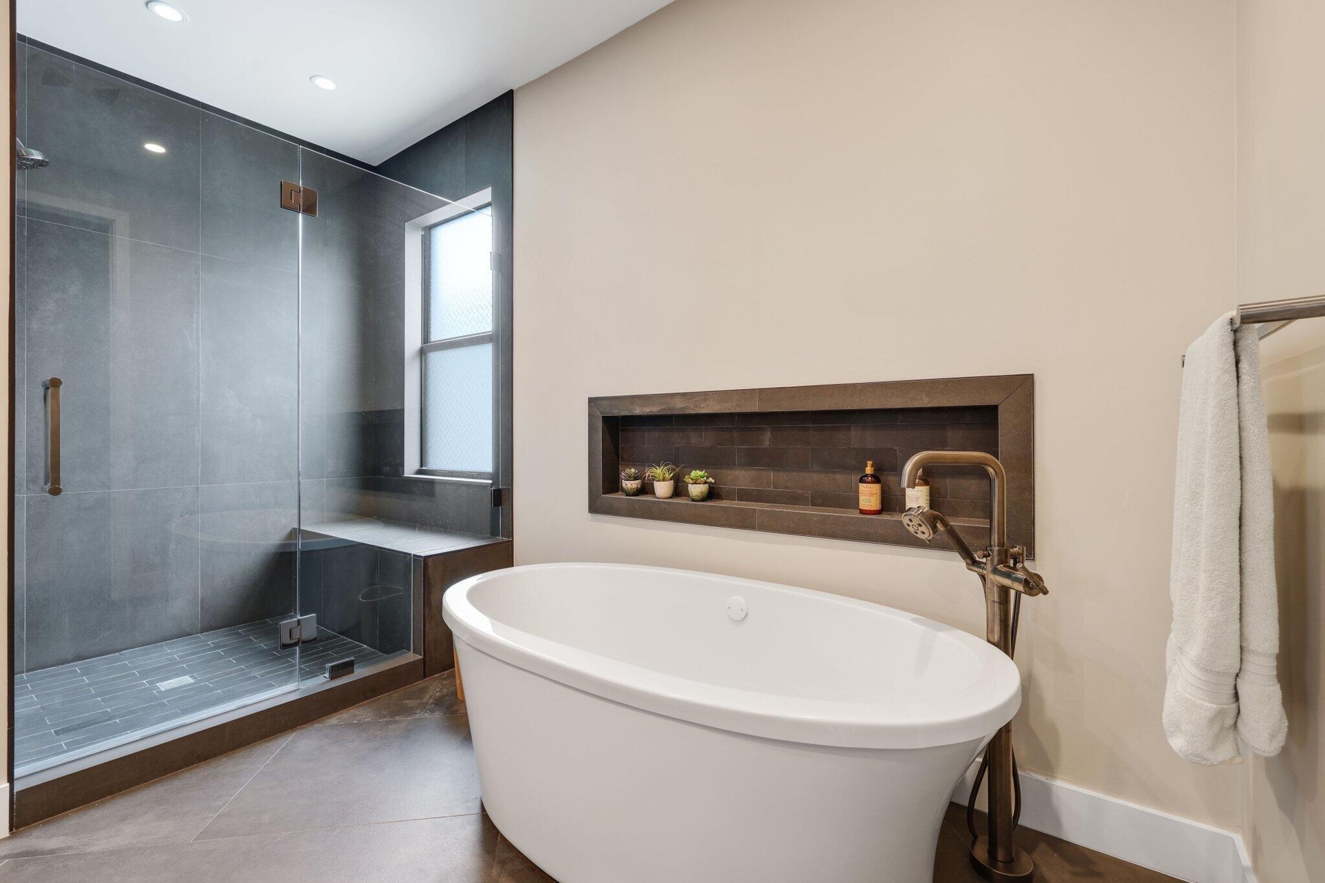 Soaking tub with recessed shelf in wall
